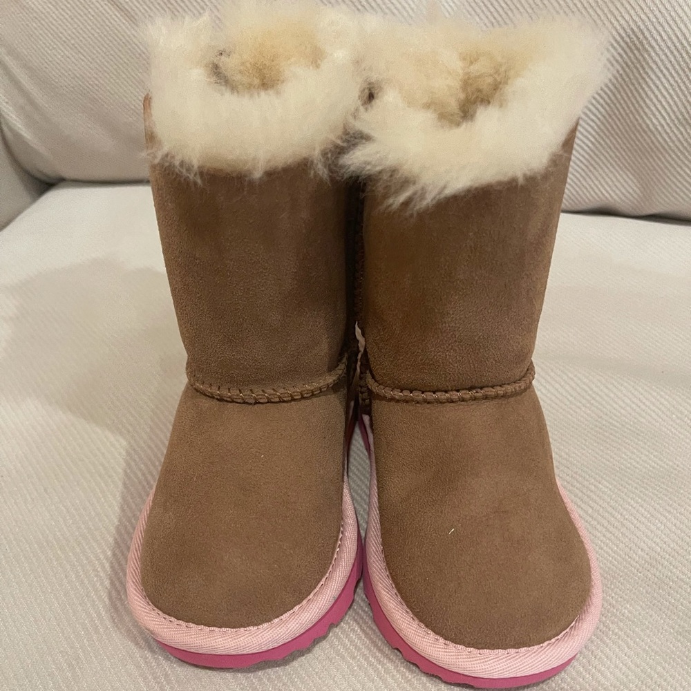Ugg toddler size 7 boots